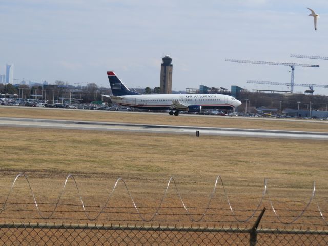 Boeing 737-700 (N434US) - This US Airways Boeing 737 is landing at KCLT.