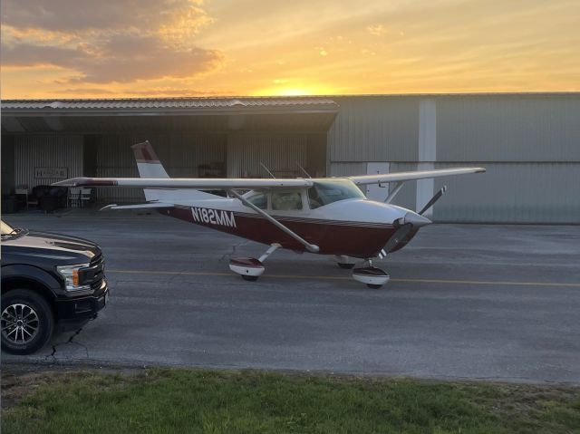 Cessna Skylane (N182MM) - Sunset over hangar.