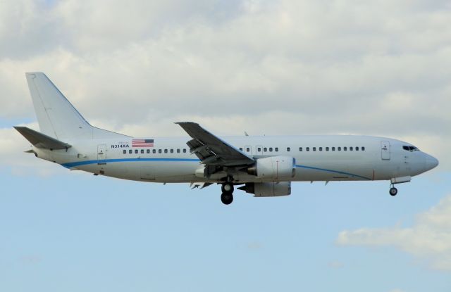 BOEING 737-400 (N314XA)