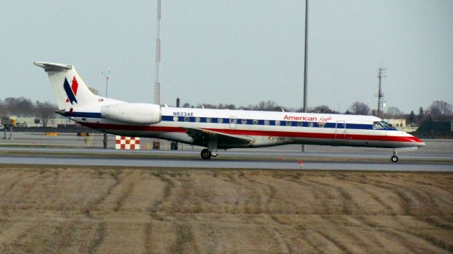 Embraer ERJ-135 (N823AE)