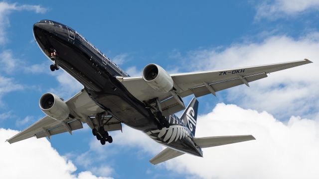 Boeing 777-200 (ZK-OKH) - Air New Zealand Boeing 777-200 in 'All Black' livery on approach to Perth Airport.