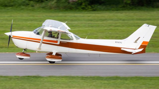 Cessna Skyhawk (N747PC) - N747PC touching down on College Park Airport's runway 33 after a flight from Gaithersburg