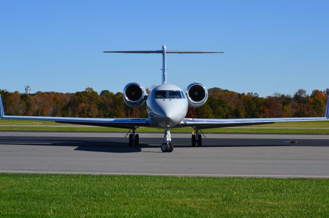 Gulfstream Aerospace Gulfstream IV (N527JG) - GIBBS INTERNATIONAL INC taxiing at KJQF - 11/7/18