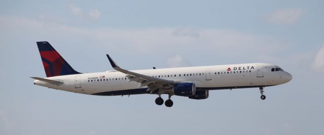 Airbus A321 (N398DN) - Landing at MIA on the afternoon of the 14th of August, 2020.br /br /This is a fairly new airplane, with an A/W Date of the 17 of January, 2020. 