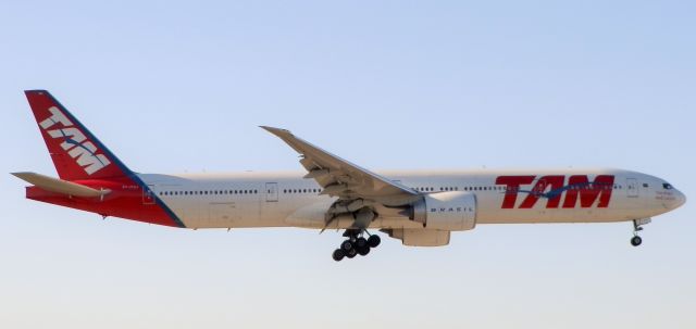 BOEING 777-300 (PT-MUJ)