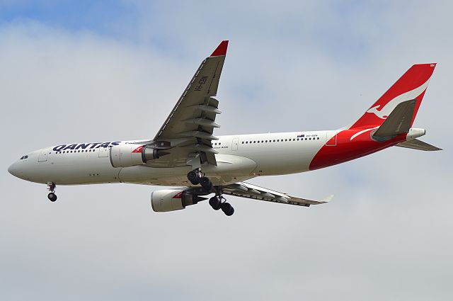 Airbus A330-200 (VH-EBN) - Qantas A330-200 arriving runway 21.