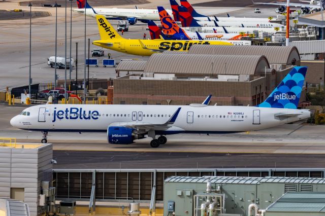 Airbus A321neo (N2086J) - A JetBlue A321 neo taxiing at PHX on 2/13/23, the busiest day in PHX history, during the Super Bowl rush. Taken with a Canon R7 and Canon EF 100-400 II L lens.