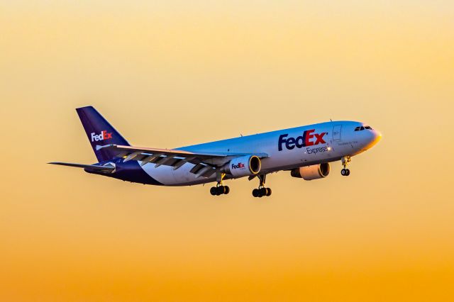 Airbus A300F4-600 (N728FD) - FedEx A300-600 landing at PHX on 12/9/22. Taken with a Canon R7 and Tamron 70-200 G2 lens.