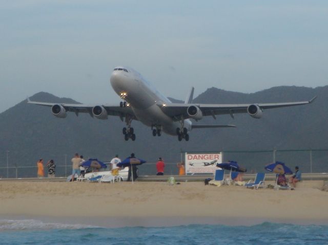 Airbus A340-300 (F-GLZJ)