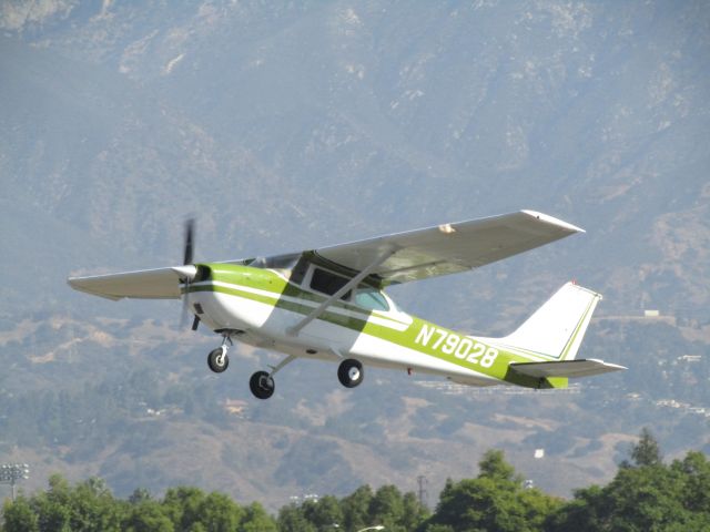 Cessna Skyhawk (N79028) - Taking off RWY 26L