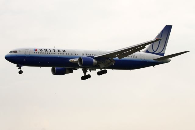 BOEING 767-300 (N651UA)