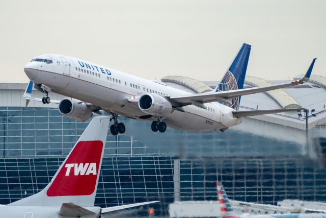 Boeing 737-900 (N39423)