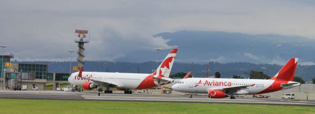 Airbus A320 (N521TA)