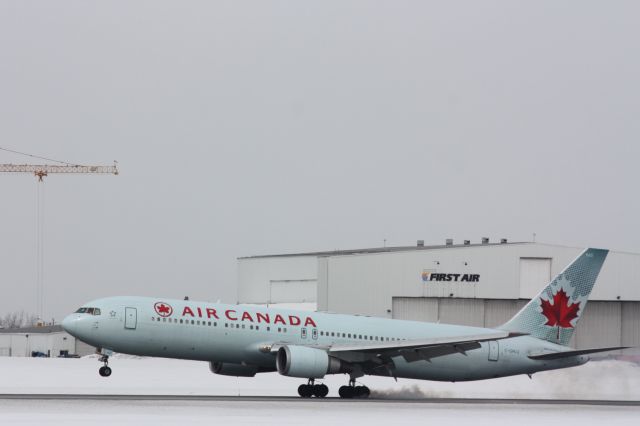 BOEING 767-300 (C-GHLU)