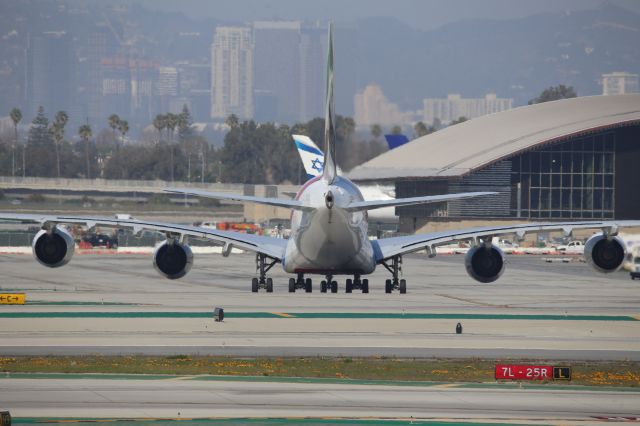 Airbus A380-800 (A6-EOF)