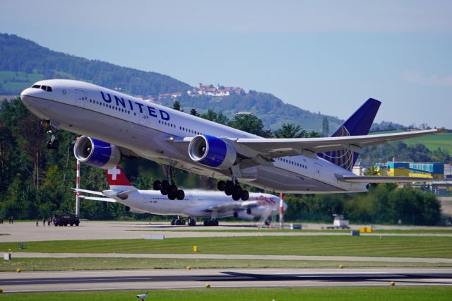 Boeing 777-200 (N799UA) - United Boeing 777-200ER departing runway 16 at Zurich (September 2022).