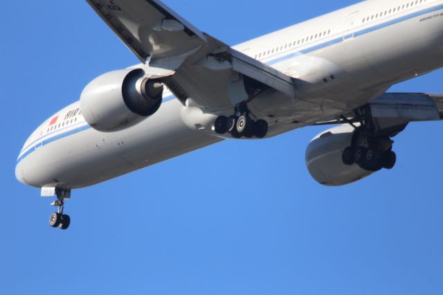 BOEING 777-300ER (B-2040)