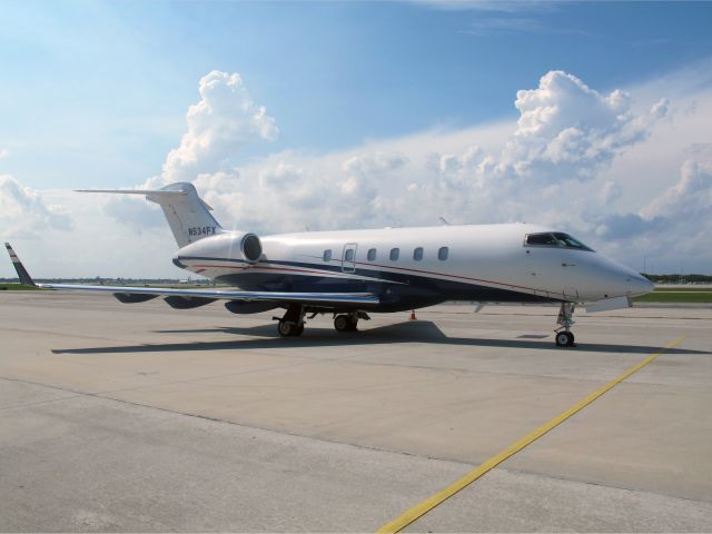 Bombardier Challenger 300 (N534FX)