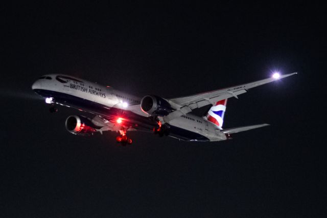 Boeing 787-9 Dreamliner (G-ZBKJ) - Final approach to 05R