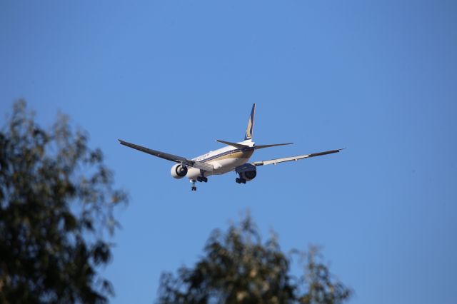 BOEING 777-300ER (9V-SWH)