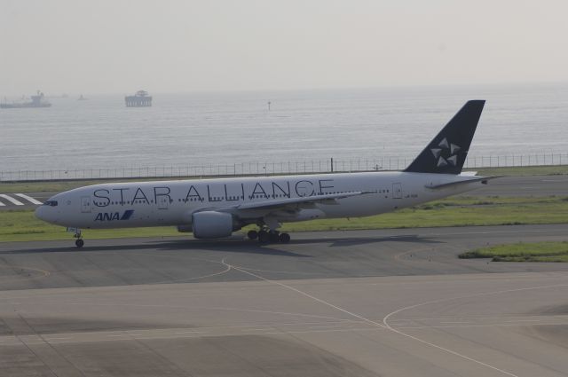 Boeing 777-200 (JA712A) - Taxing at HND Airport on 2011/09/14 Star Alliance c/s