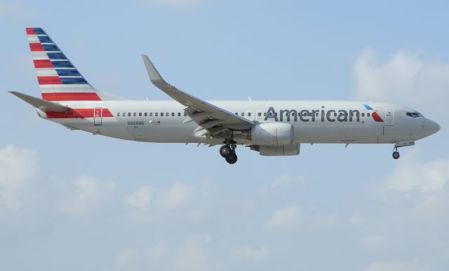 Boeing 737-800 (N808NN)
