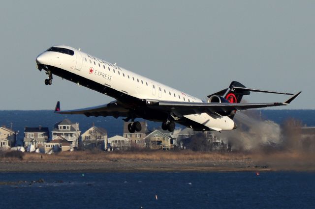 Canadair Regional Jet CRJ-200 (C-FDJZ) - Jazz 8461' departing to Montreal on 33L