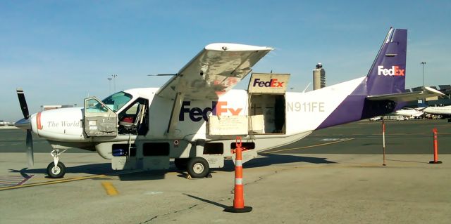 Cessna Caravan (N911FE) - 1st photo of FeDEx feeder N911FE for Wiggins Avaition @ KBOS Logan !
