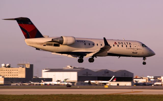 Canadair Regional Jet CRJ-100 (N721CA)