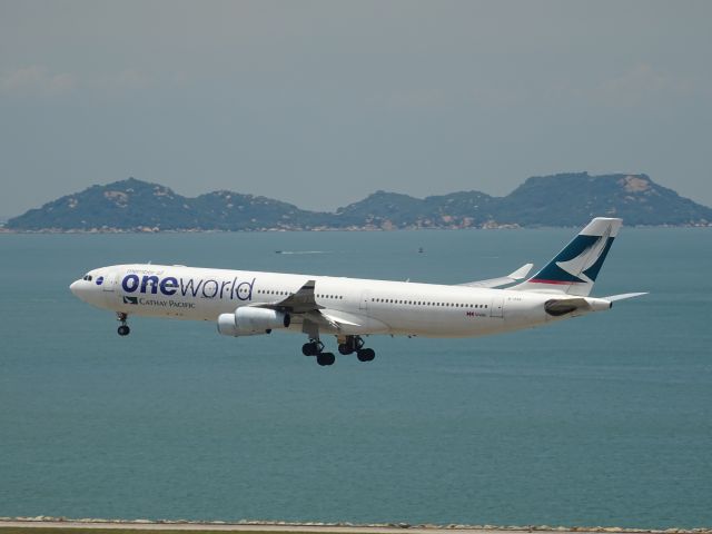 Airbus A340-300 (B-HXG)