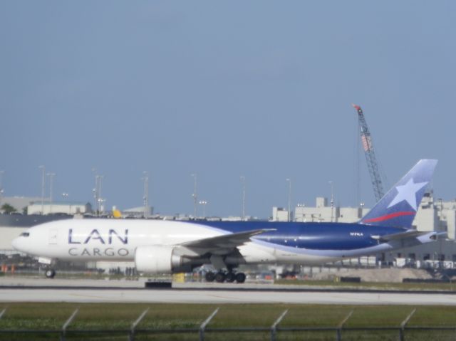 BOEING 777-200LR (N774LA)