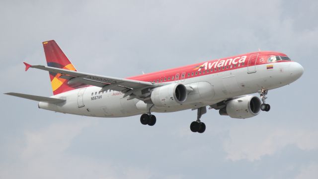 Airbus A321 (N567AV) - MIAMI INT AIRPORT, ATERRIZAJE POR PISTA 9. VISTA DESDE EL DORADO