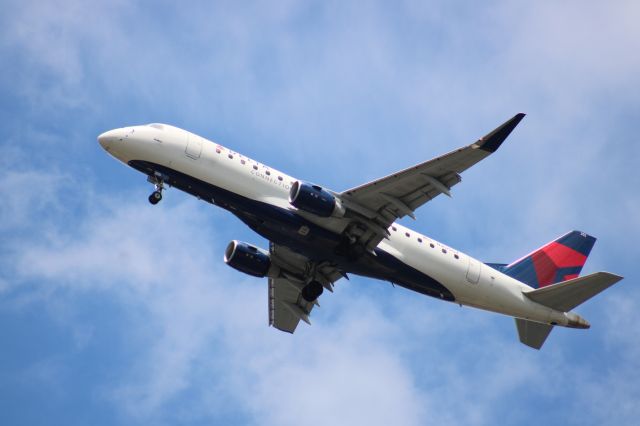 Embraer 175 (N255SY)
