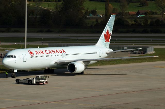 BOEING 767-300 (C-FCAB)