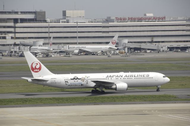 BOEING 767-300 (JA659J) - Taxing at Tokyo-Haneda Intl Airport on 2015/04/17