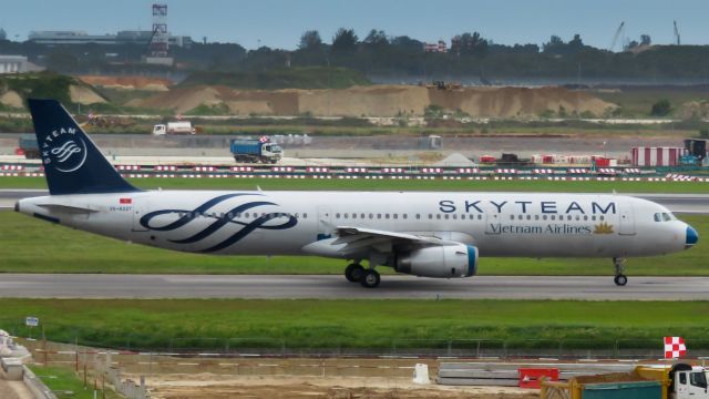 Airbus A321 (VN-A327) - A surprise visitor at Changi... haha