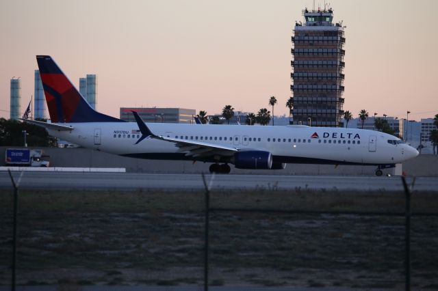 Boeing 737-900 (N917DU)