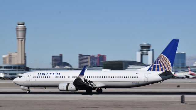 Boeing 737-900 (N32404)