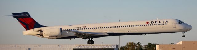 McDonnell Douglas MD-90 (N943DN)