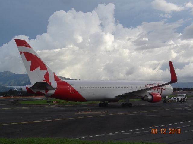 BOEING 767-300 (C-FMLV)