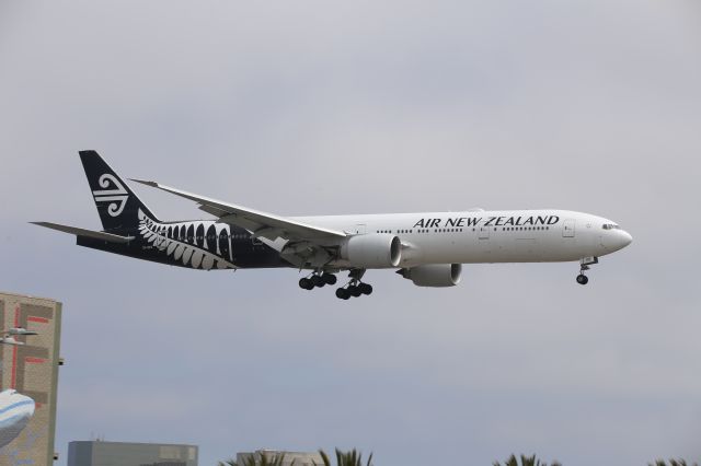 BOEING 777-300ER (ZK-OKS)