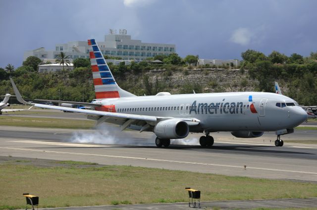 Boeing 737-800 (N825NN)