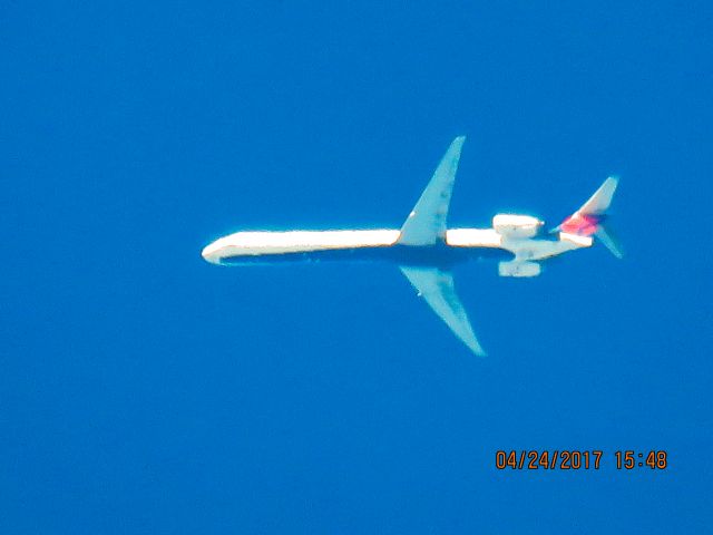 McDonnell Douglas MD-90 (N962DN)