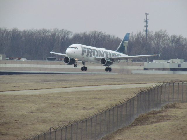 Airbus A319 (N921FR)