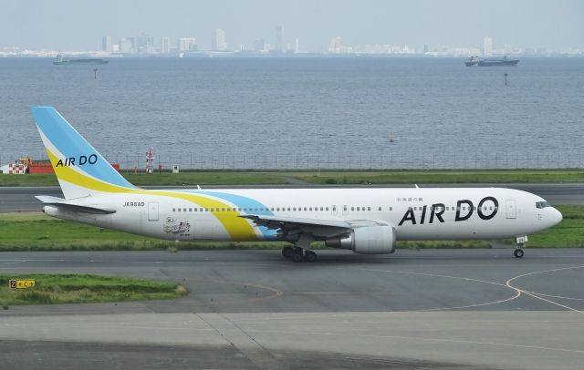 BOEING 767-300 (JA98AD) - Taxing at HND (2016/10/07)