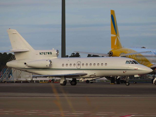 Dassault Falcon 900 (N767WB) - I took this picture on Sep 25, 2019.br /COL767/25Sep NRT-PVG