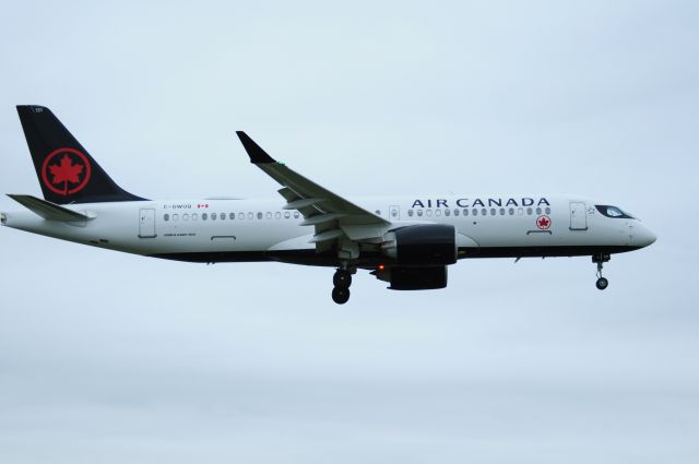 Airbus A220-300 (C-GWUQ)