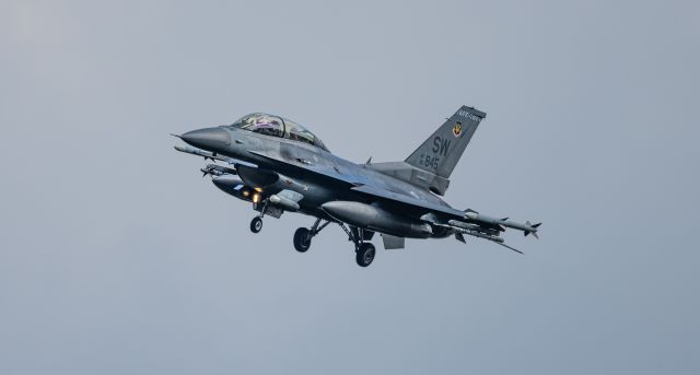 Lockheed F-16 Fighting Falcon —