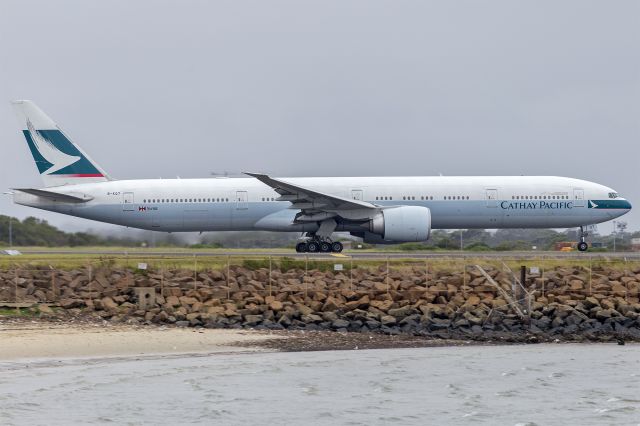 BOEING 777-300ER (B-KQT) - Cathay Pacific (B-KQT) Boeing 777-367(ER) departing Sydney Airport