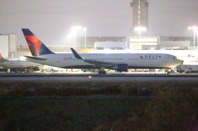 BOEING 767-300 (N171DN)